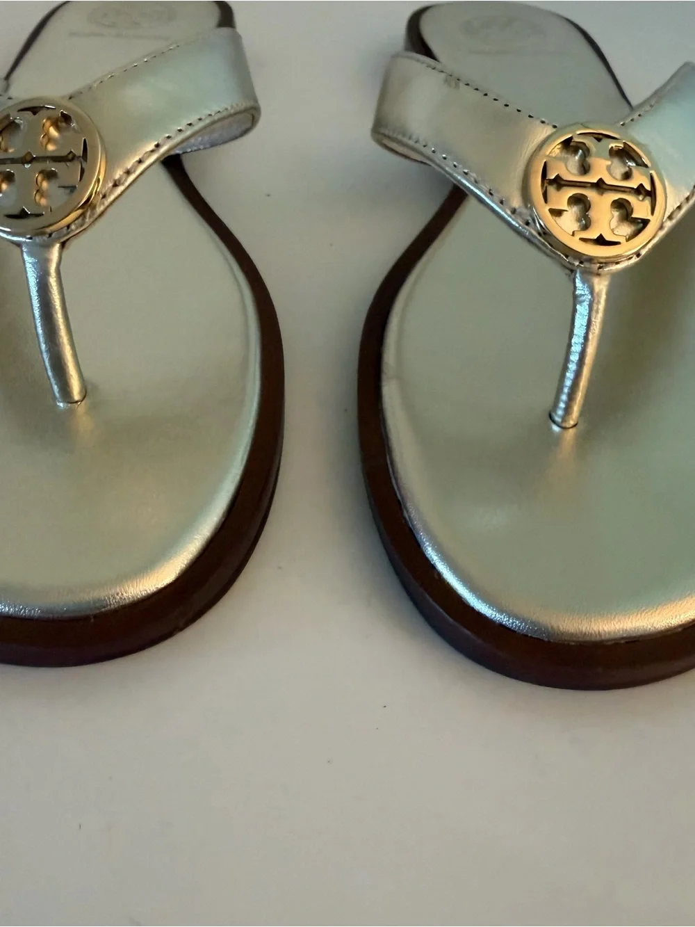 Tory Burch Benton Thong in Spark Gold Sandals. Sz. 6.